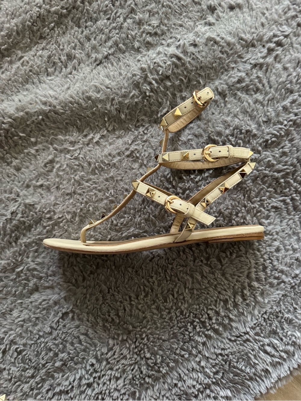 VALENTINO GARAVANI Rockstud Cream Strappy Flat Sandals Size 38 (7) - Picture 9 of 10